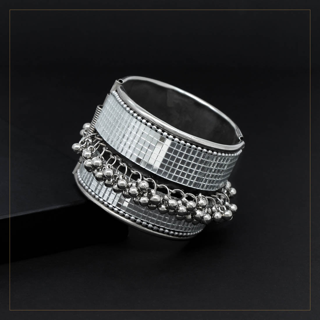 silver color oxidised bracelet (gsb219slv)