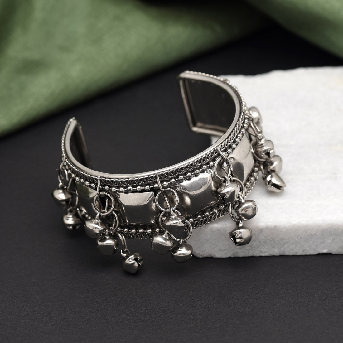silver color oxidised bracelet (gsb315slv)