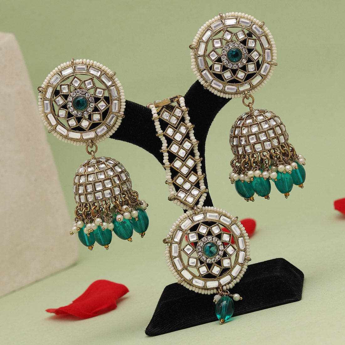 rama green color kundan earrings with maang tikka (kdte537rgrn)