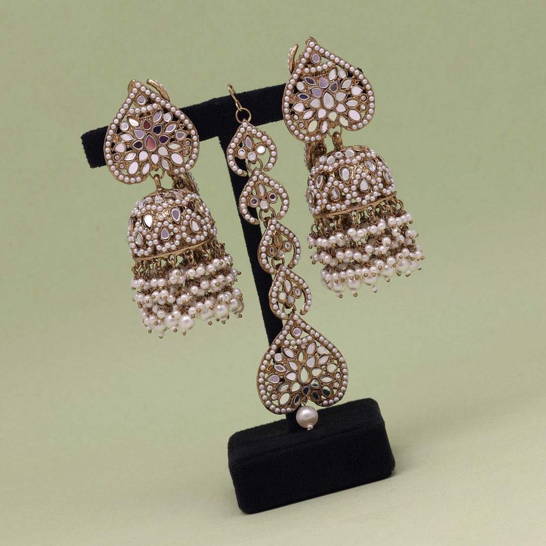 white color mirror earrings with maang tikka (mtke461wht)